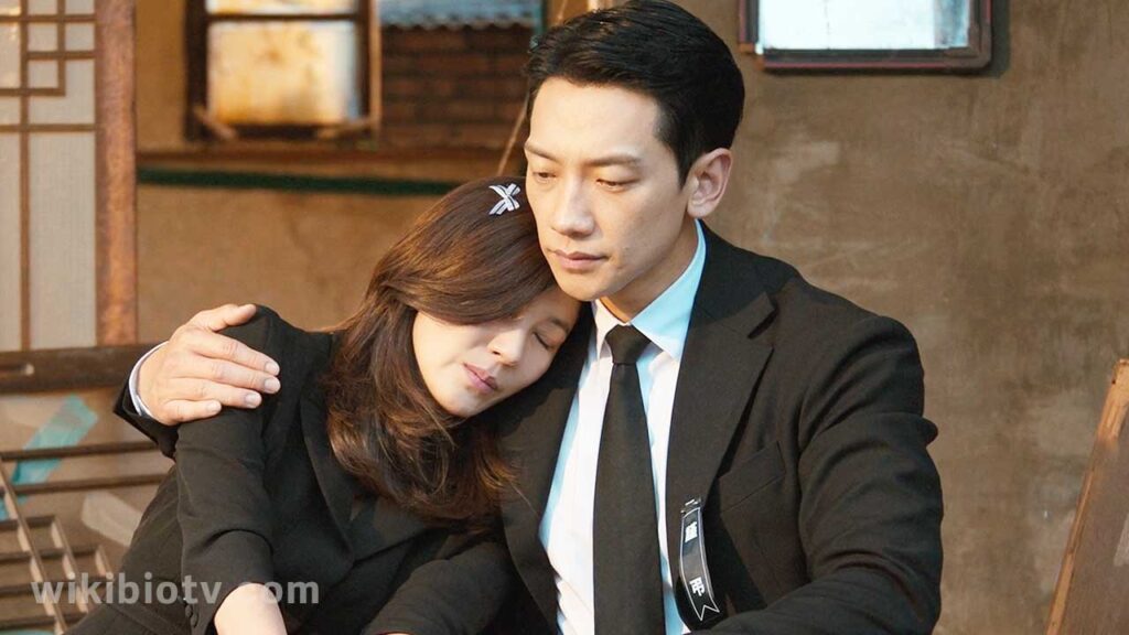 Seo Do-Yoon and Wan-soo hug