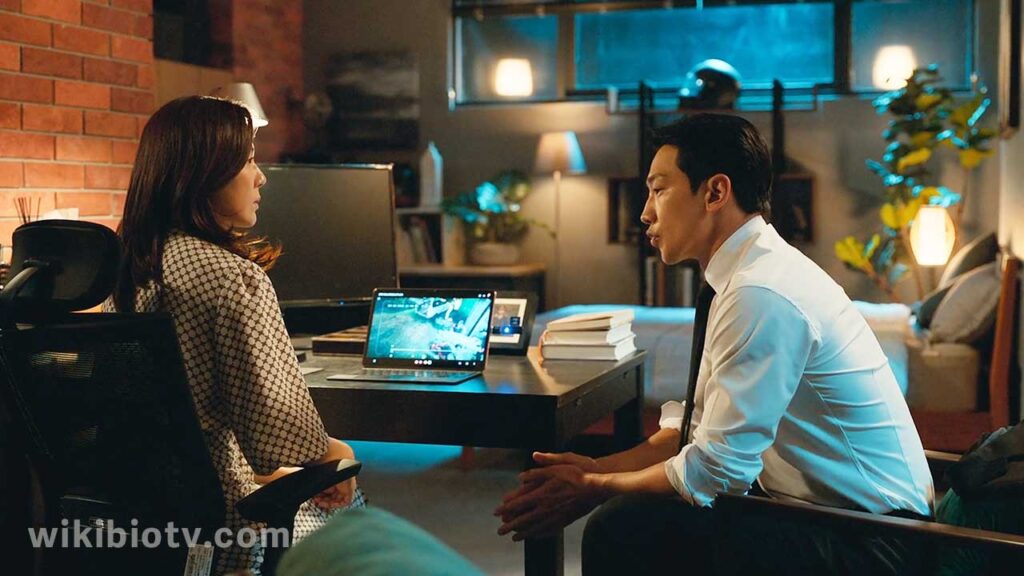 The scene from Red Swan where Do-yoon shows a video to Oh Wan-soo