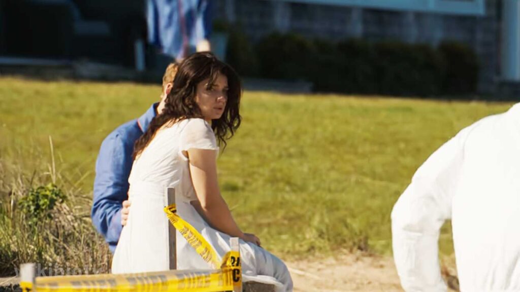 Amelia finds the body on the beach